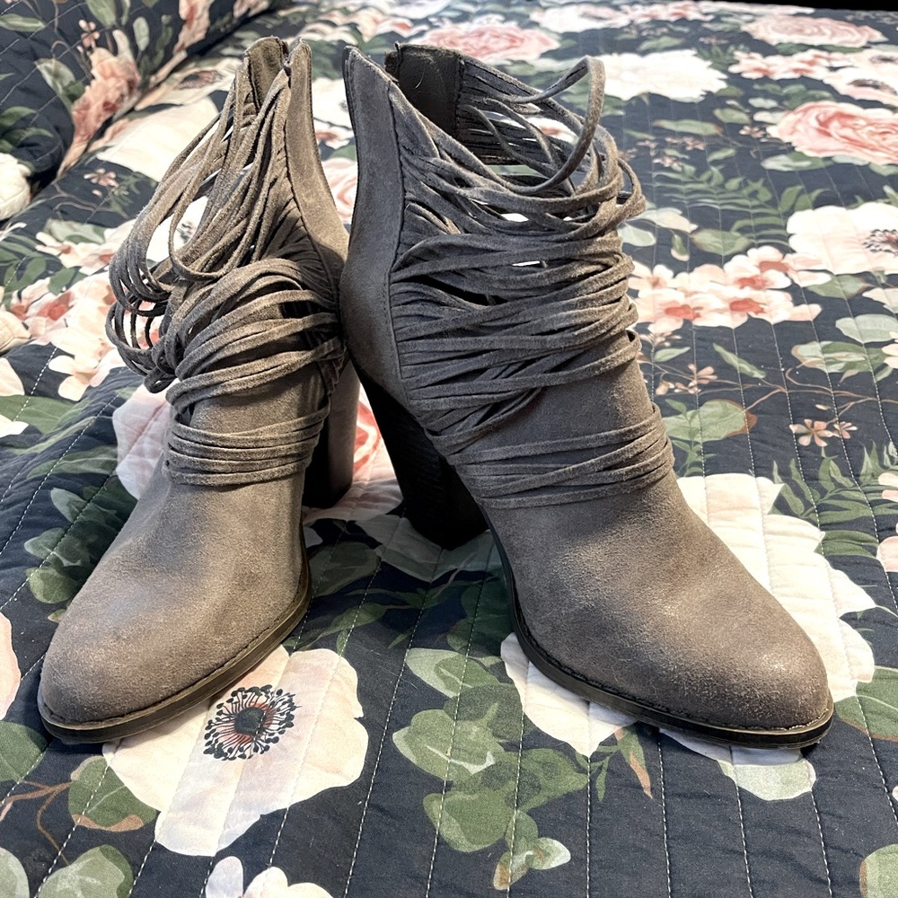 Women’s size 9 Fergalicious heeled booties